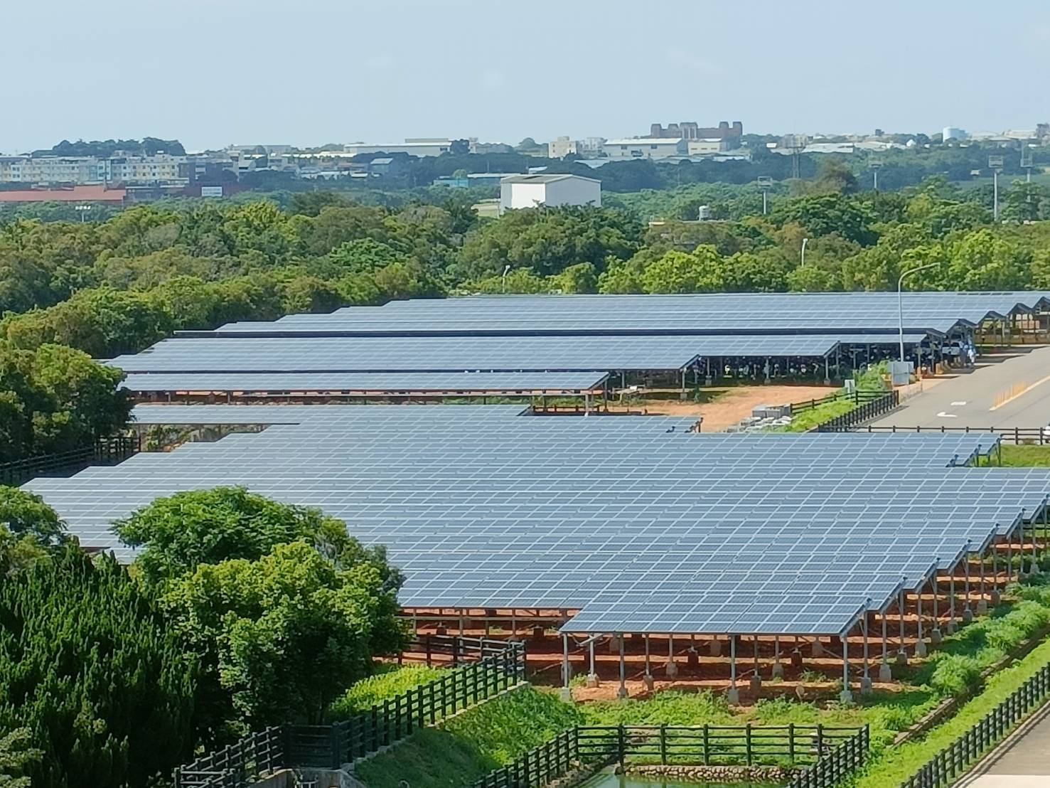 漢翔沙北地面型太陽光電案場，整齊排列的太陽能模組與周圍綠地
